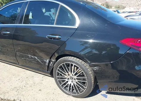 2022 Mercedes-Benz C 300 Sedan z USA, uszkodzony, nr VIN W1KAF4GB2NR036122